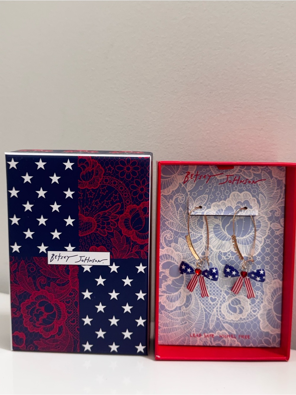 NIB Betsey Johnson American Bow Patriotic Shepherd Hook Earrings - Picture 3 of 11